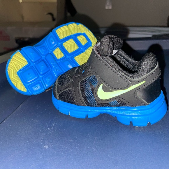 2.5c Nike shoes - Picture 2 of 4